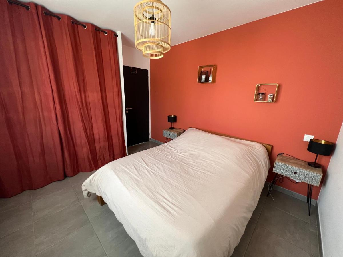 Agreable Villa Recente Au Coeur D'Un Charmant Petit Village Sernhac Exterior foto